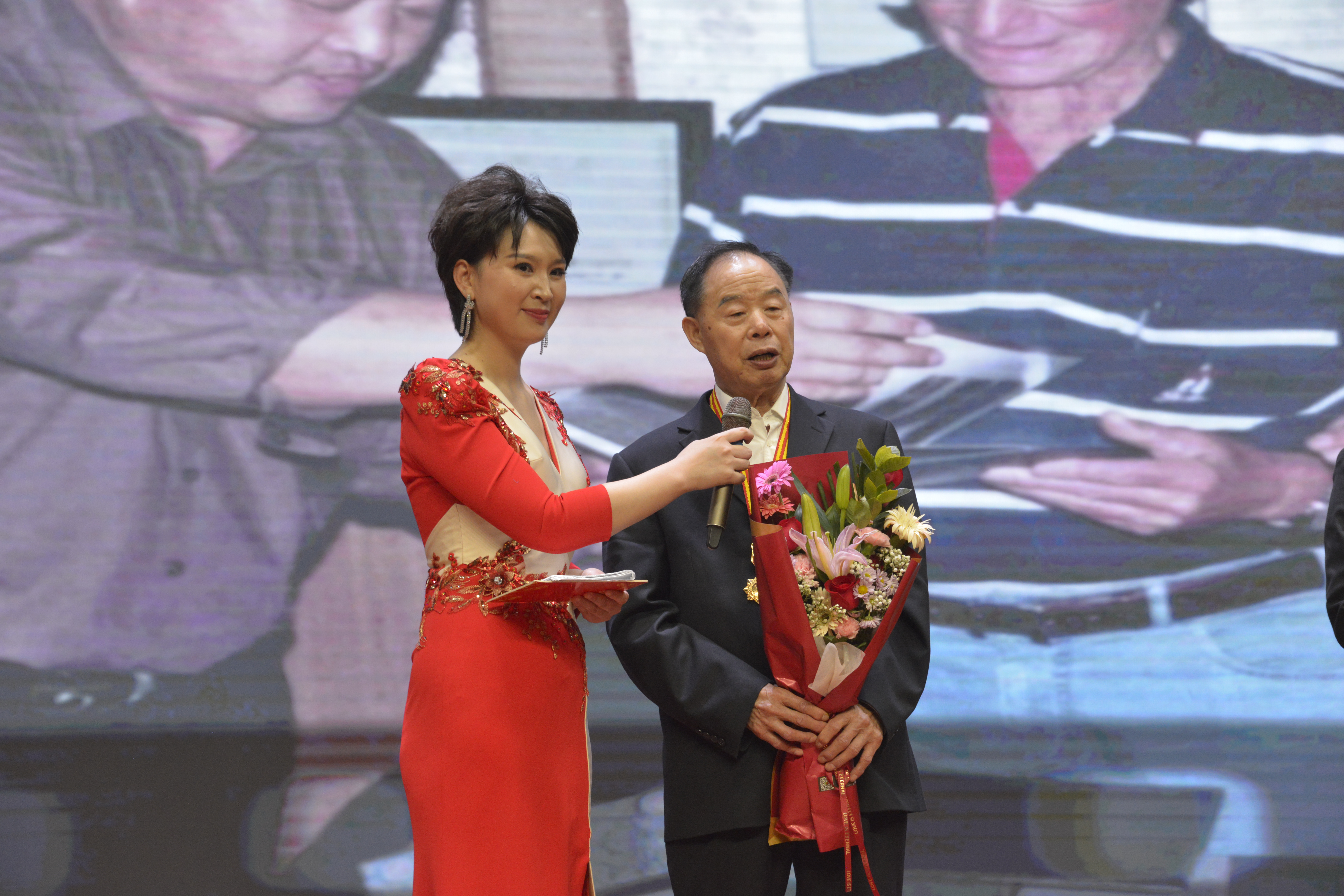 2024年4月29日全區(qū)慶“五一”活動李學峰董事長作為輕工部部級勞動模范登臺接受采訪